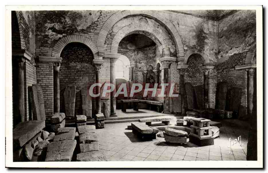 Poitiers (Vienne) — Intérieur du baptistère (IVe s.) — La piscine — Éditions Martel