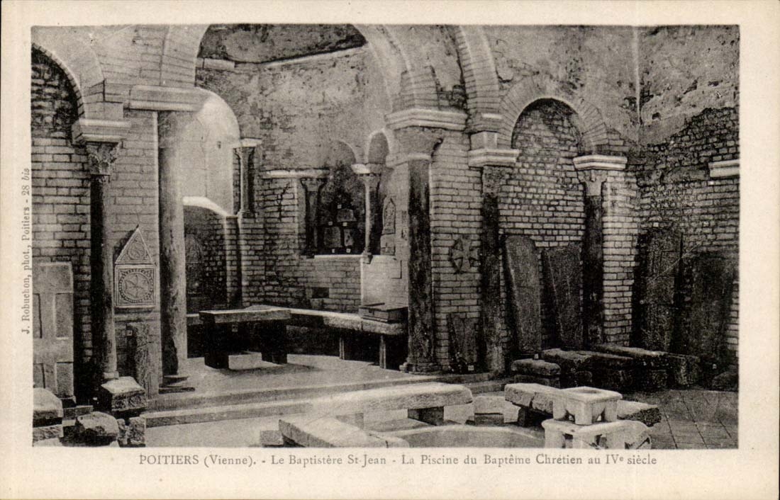 Poitiers (Vienne) - Le Baptistère Saint-Jean - La Piscine du Baptême Chrétien au IVe siècle