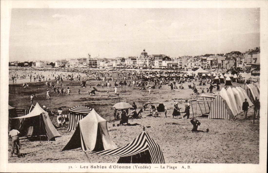 Les Sables d'Olonne - La Plage - CPA 