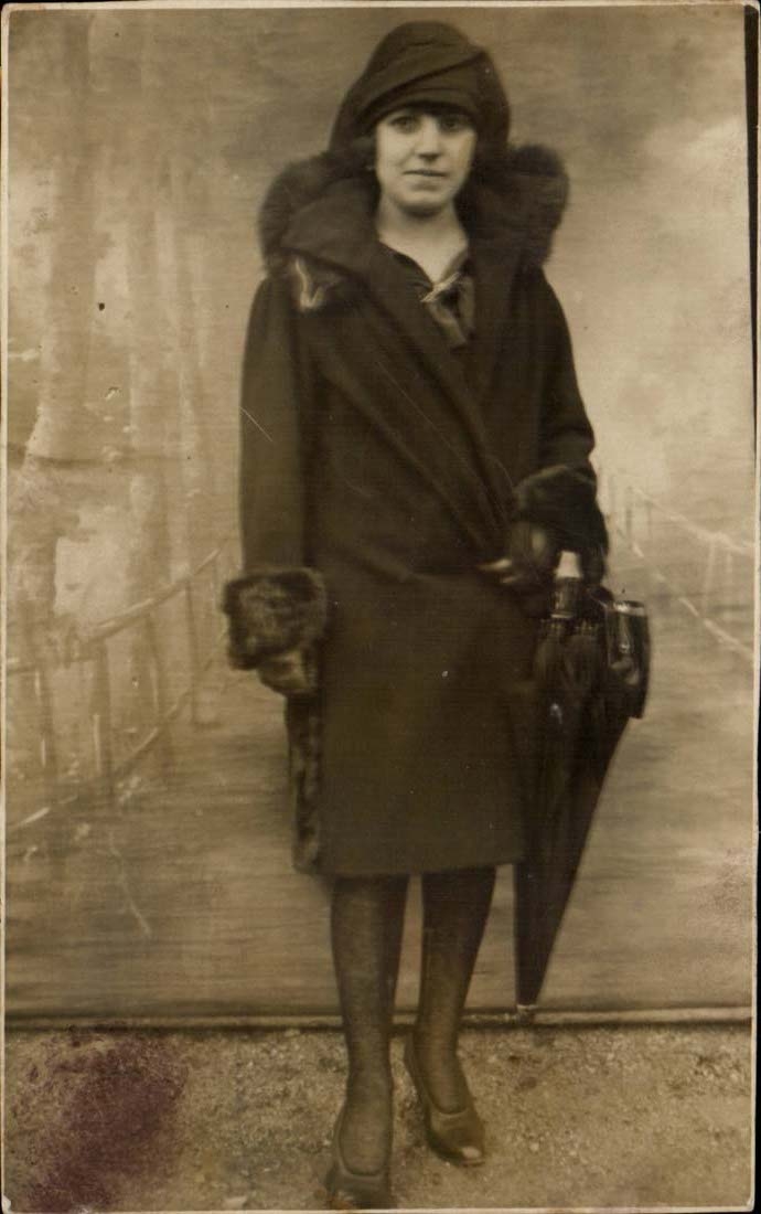 Frau in Pelzmantel — Paris, um 1920 — Ansichtskarte CPAPHIL