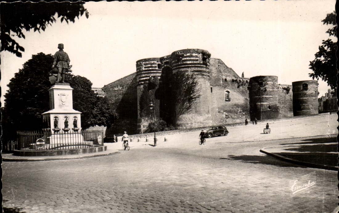 Angers - la Statue du Roi Rene devant le chateau ou il a vu la Jour - CPA 