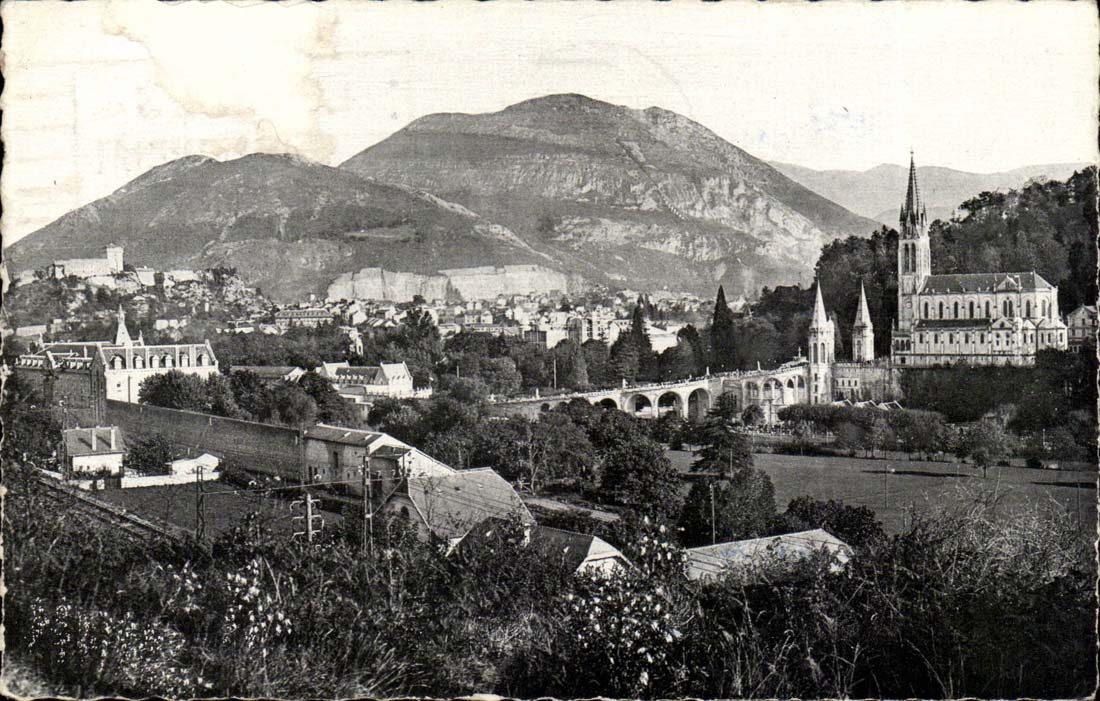 Lourdes - La Basilique et le Pic du Jer - CPA 