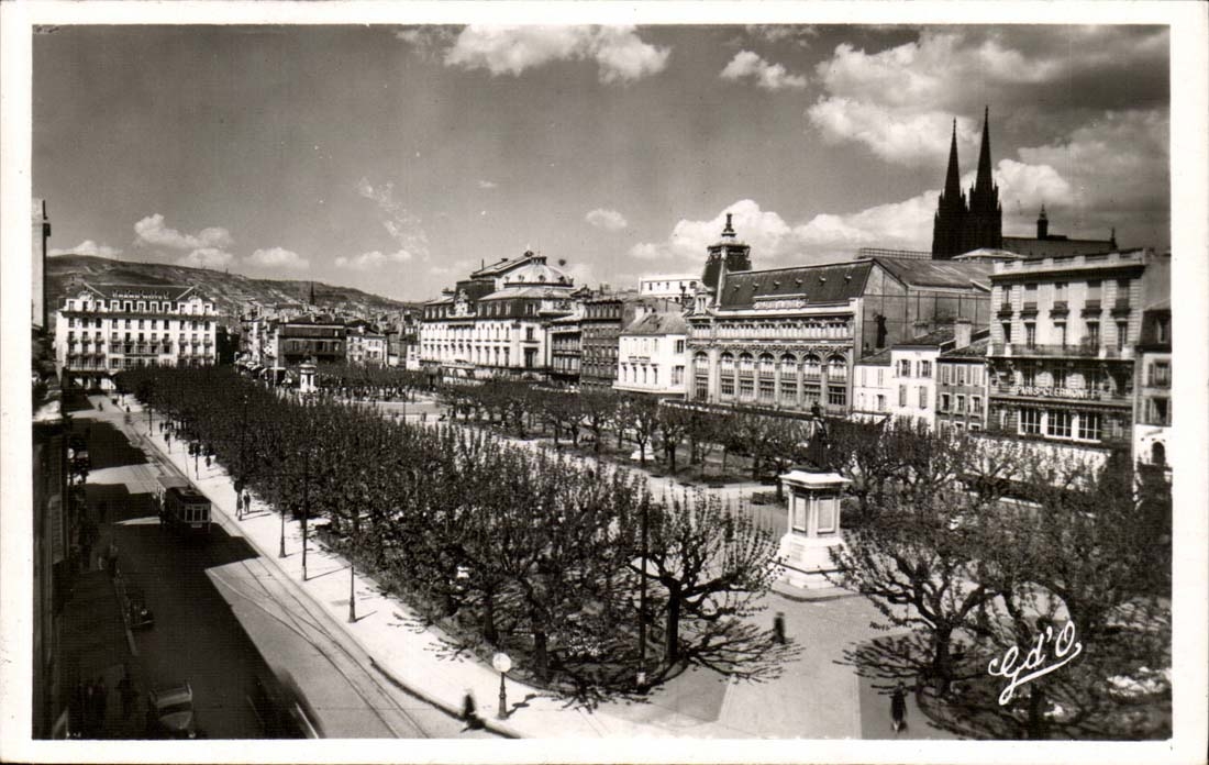 Clermont Ferrand Place de jaude Monument de General Desoix et Cathedrale - CPA 