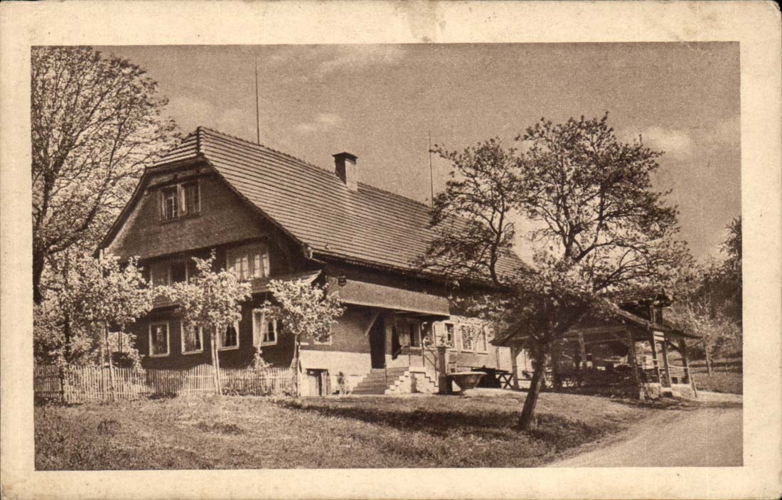 Maison rustique en forêt — vue de la façade — Chocolat Klaus, Morteuau, France