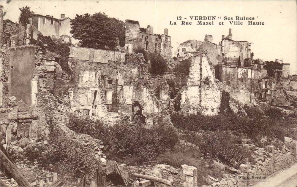 Verdun — Ses Ruines, La Rue Mazel et Ville Haute — Photo Verdun
