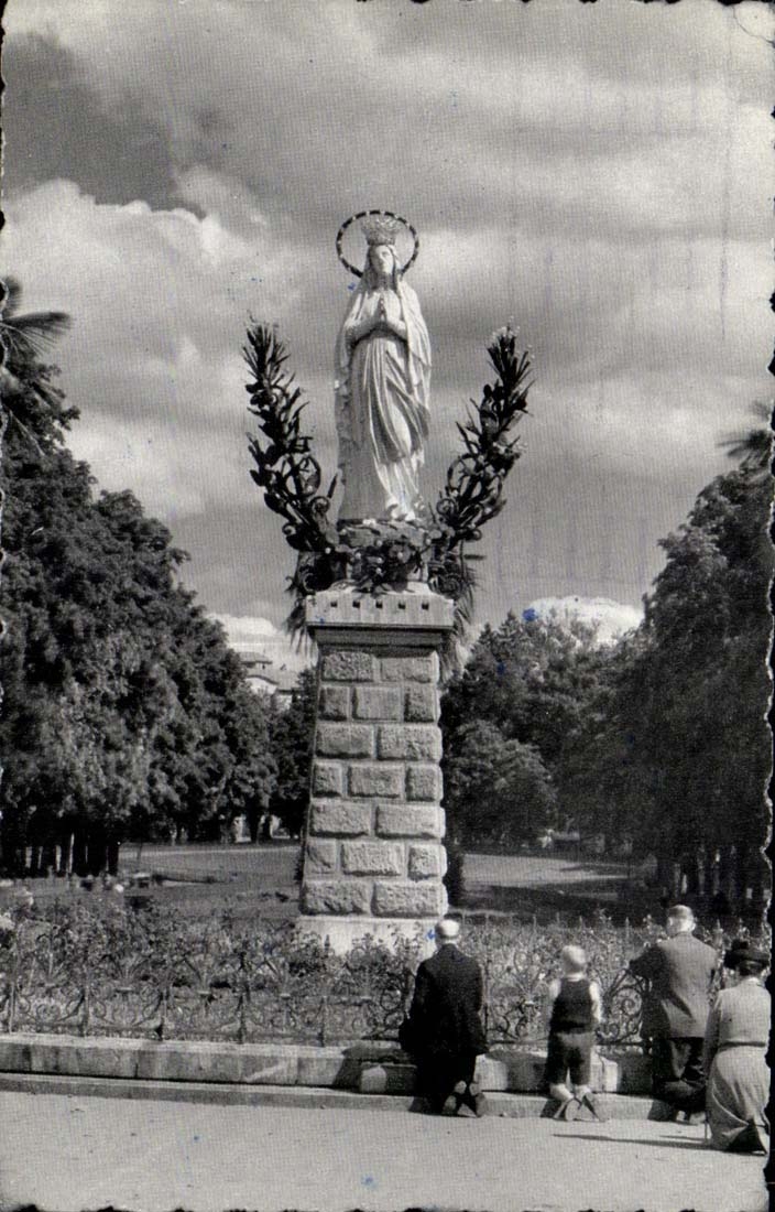 Lourdes - la Vierge - CPA 