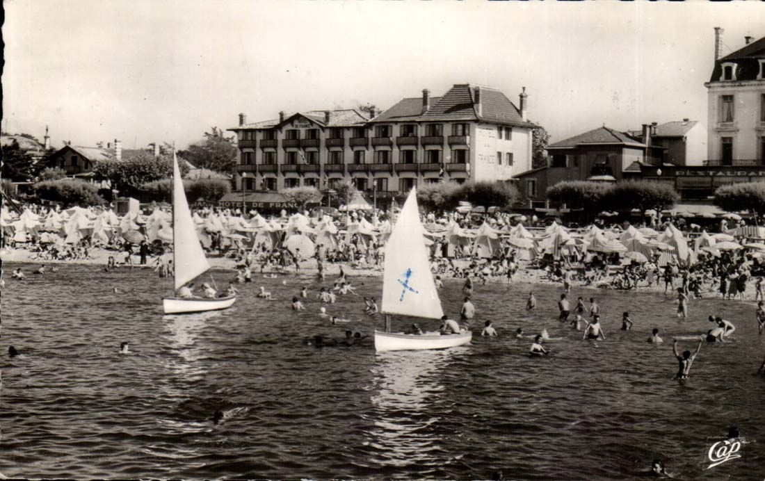 Plage de la Côte d'Argent — baignade et voiliers — éditeur Cap