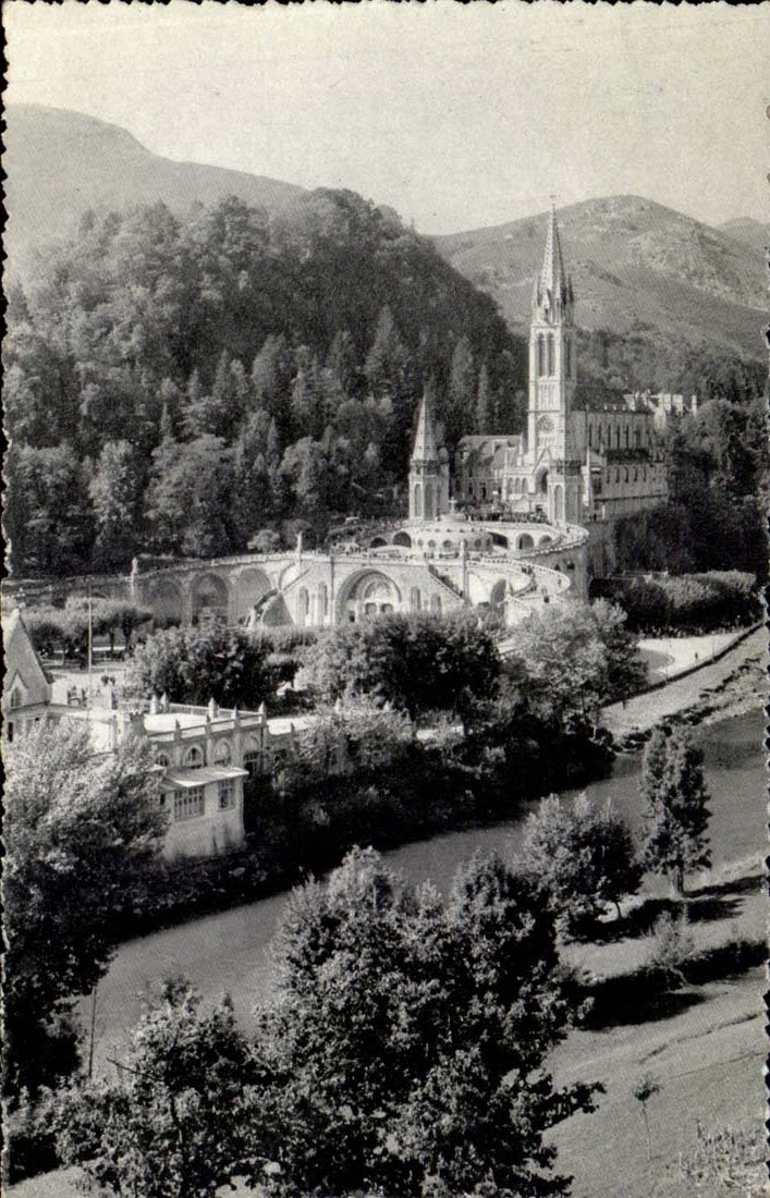 Lourdes - La Basilique et le Cave - CPA 
