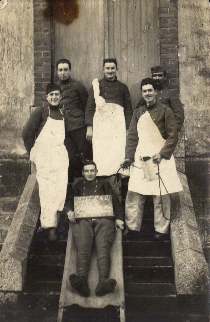 Fantaisie - Hommes - III eme Rac - Smiling men in aprons CPA 