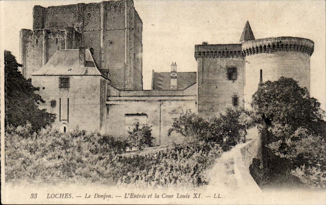Loches - Le Donjon - L'Entree et la Cour Louis XI CPA 