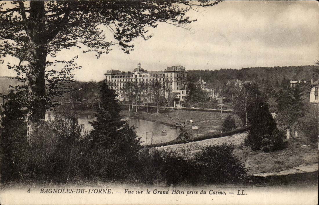 Bagnoles-de-l'Orne — Vista sul Grand Hôtel scattata dal Casino — LL.