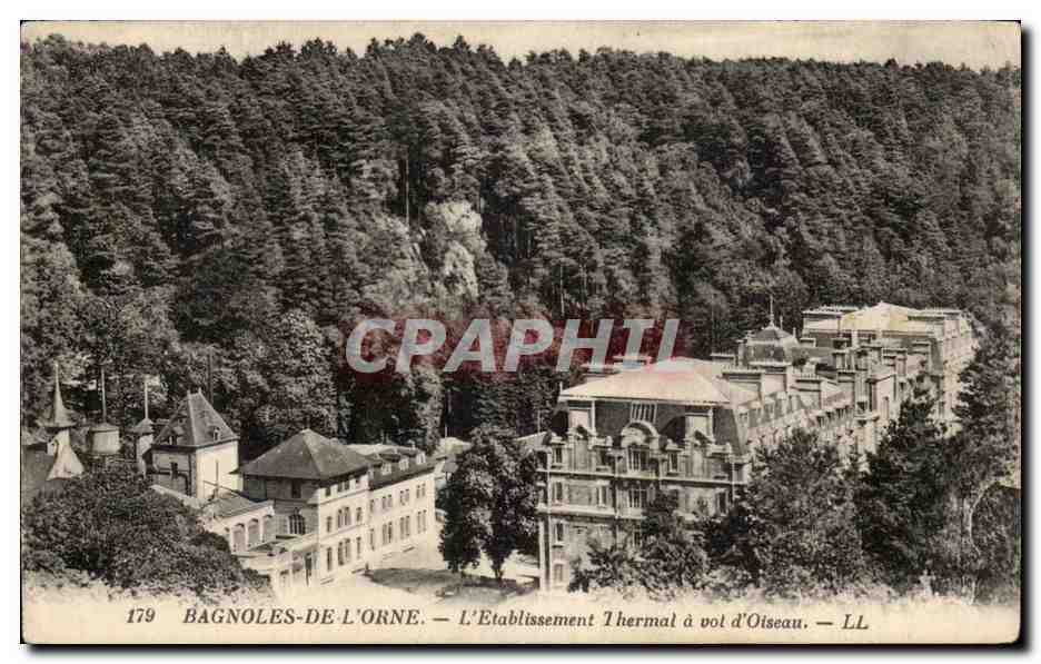 BAGNOLES-DE-L'ORNE — Het Thermeestabiel gezien van boven — LL