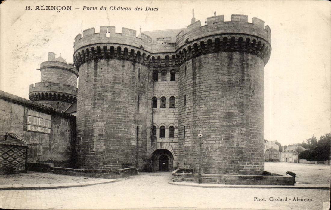 CPA Alencon Porte du chateau des Ducs