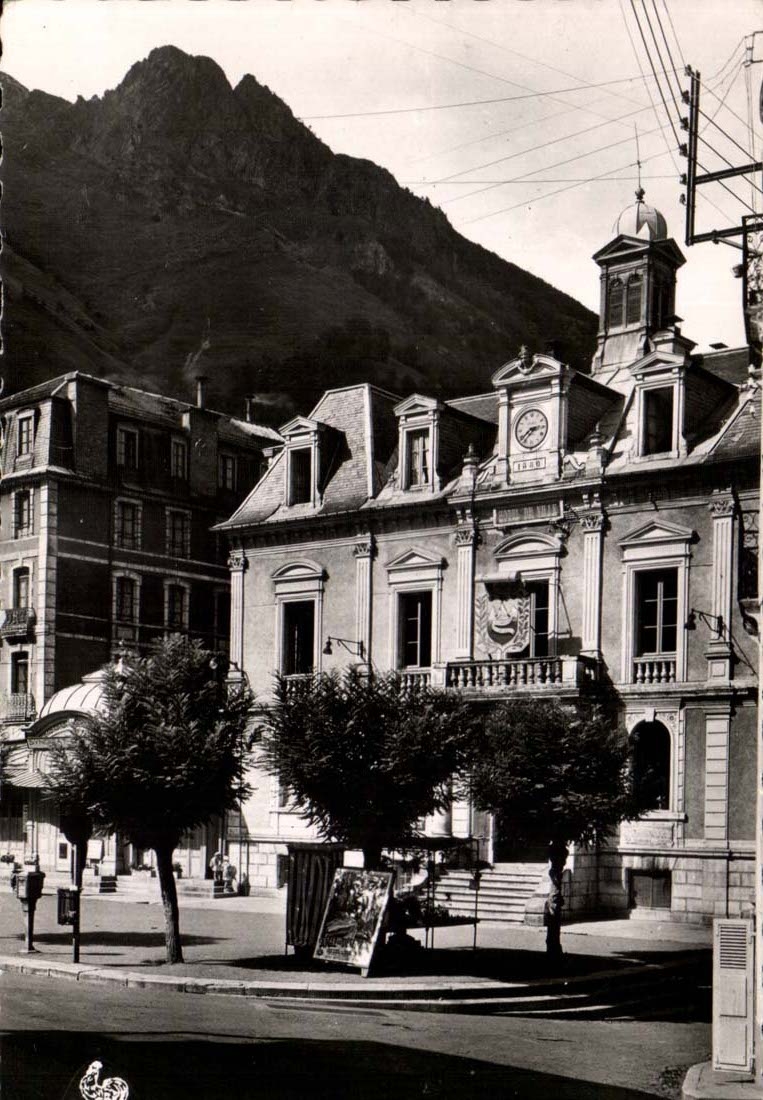 Cauterets (H.P.) — La Mairie au fond le Peyrenère — Editions Chamiedier