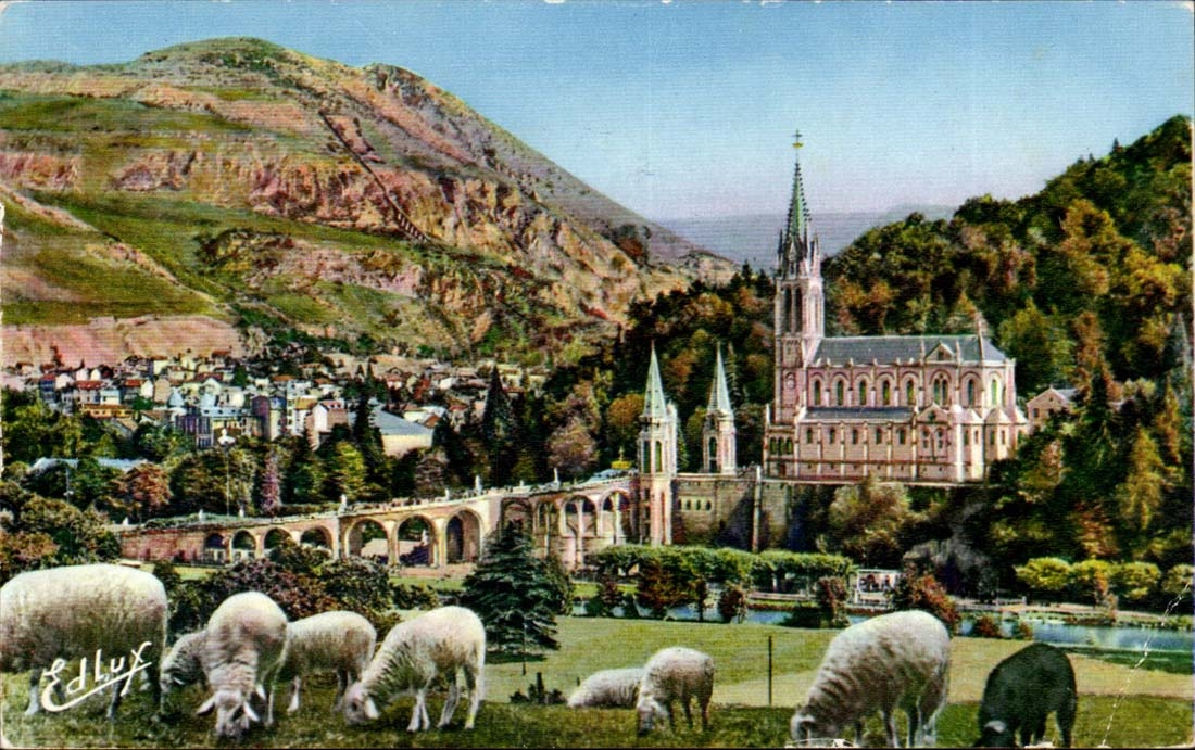 Lourdes - La Basilique et le Pic du Jer - CPA 