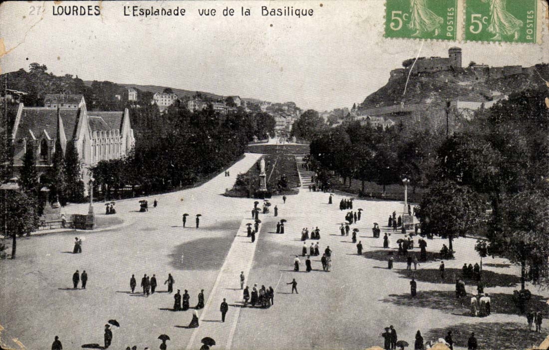 Lourdes - L'Esplanade vue de la Basilique - CPA 
