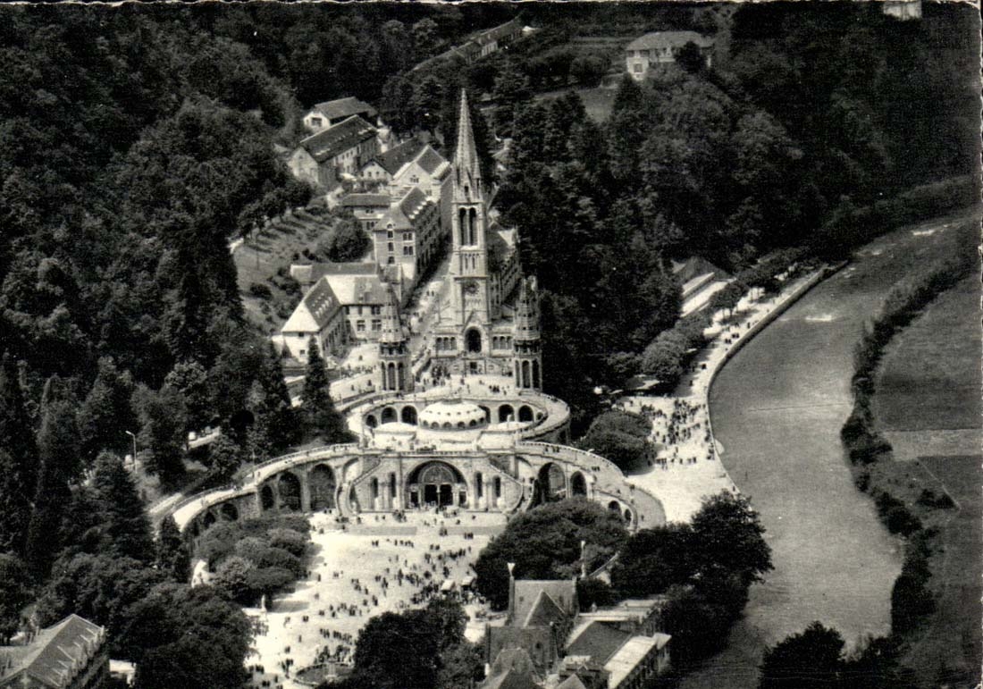 Lourdes - La Basilique et le Gave- CPA 