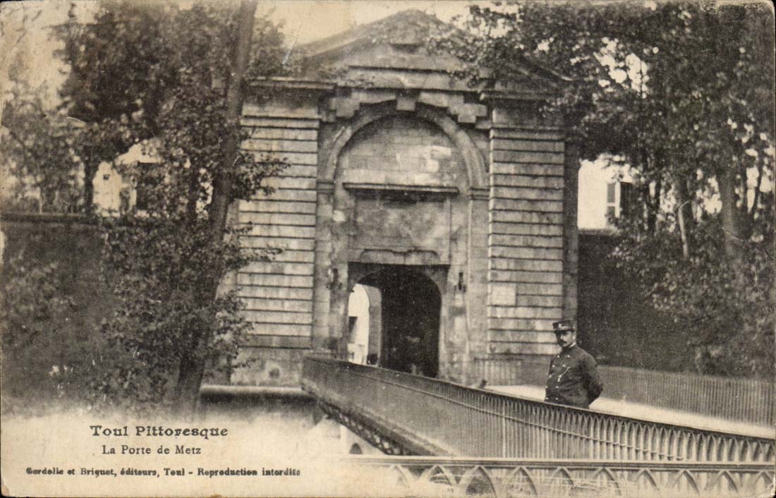 Toul - la Porte de Metz - CPA 