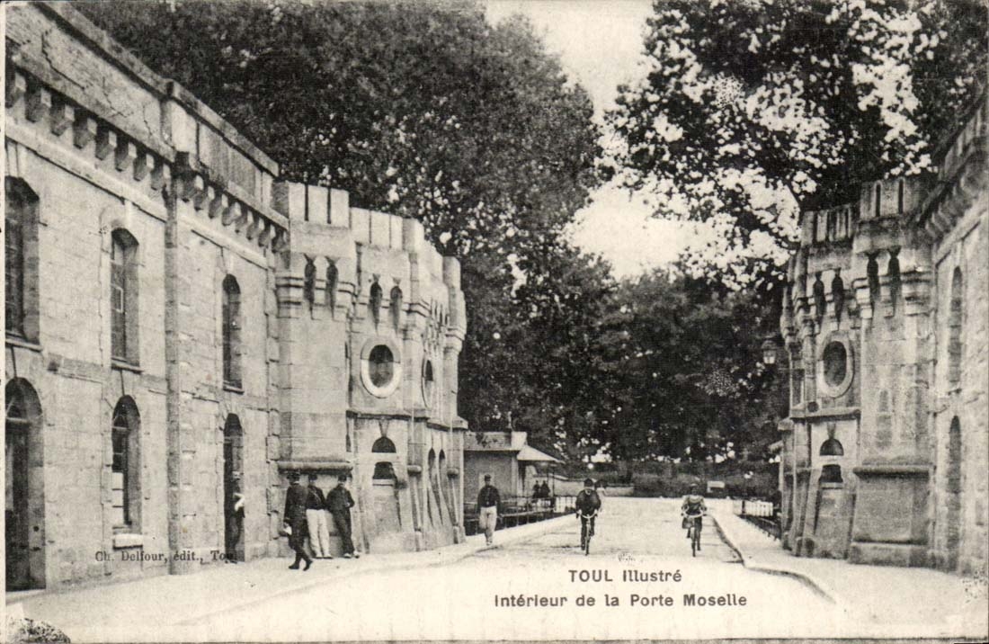 Toul - Intereur de la Porte Moselle CPA 
