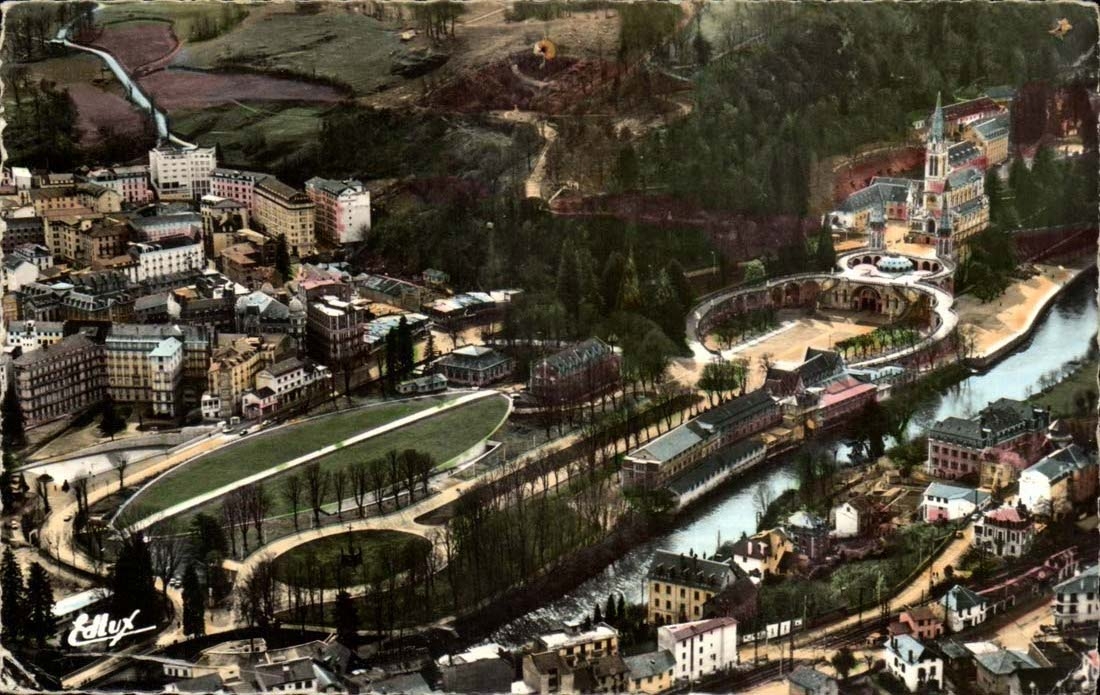 Lourdes - Vue aerienne sur la basilique et le Gare - CPA 