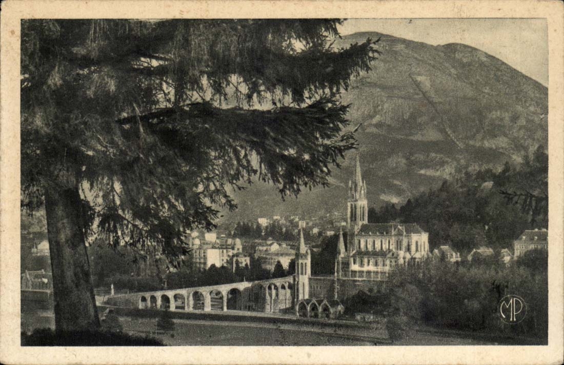 Lourdes - Vue sur la Basilique - CPA 