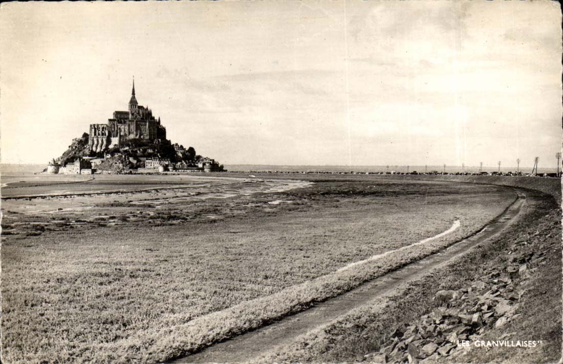 Le Mont saint Michel - La Digue - CPA 