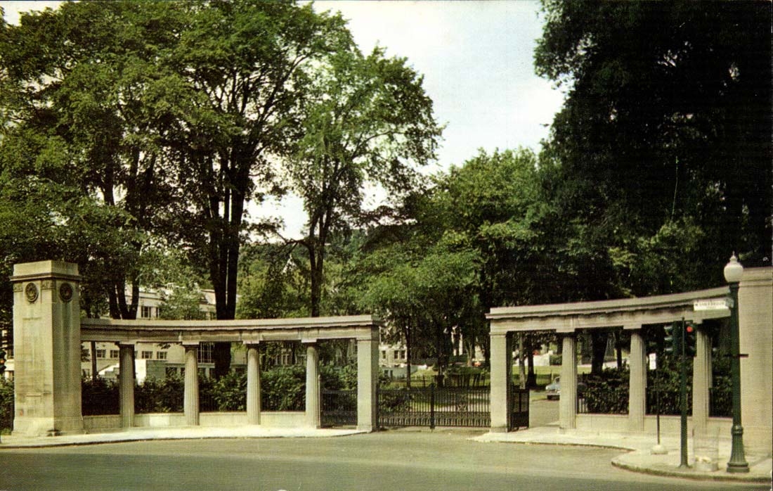 Etats Unis CPA Roddick Memorial Gates Entrance to McGill University Montreal Canada