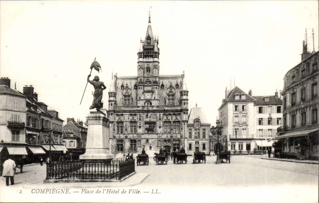Compiegne CPA Place de l'hotel de ville