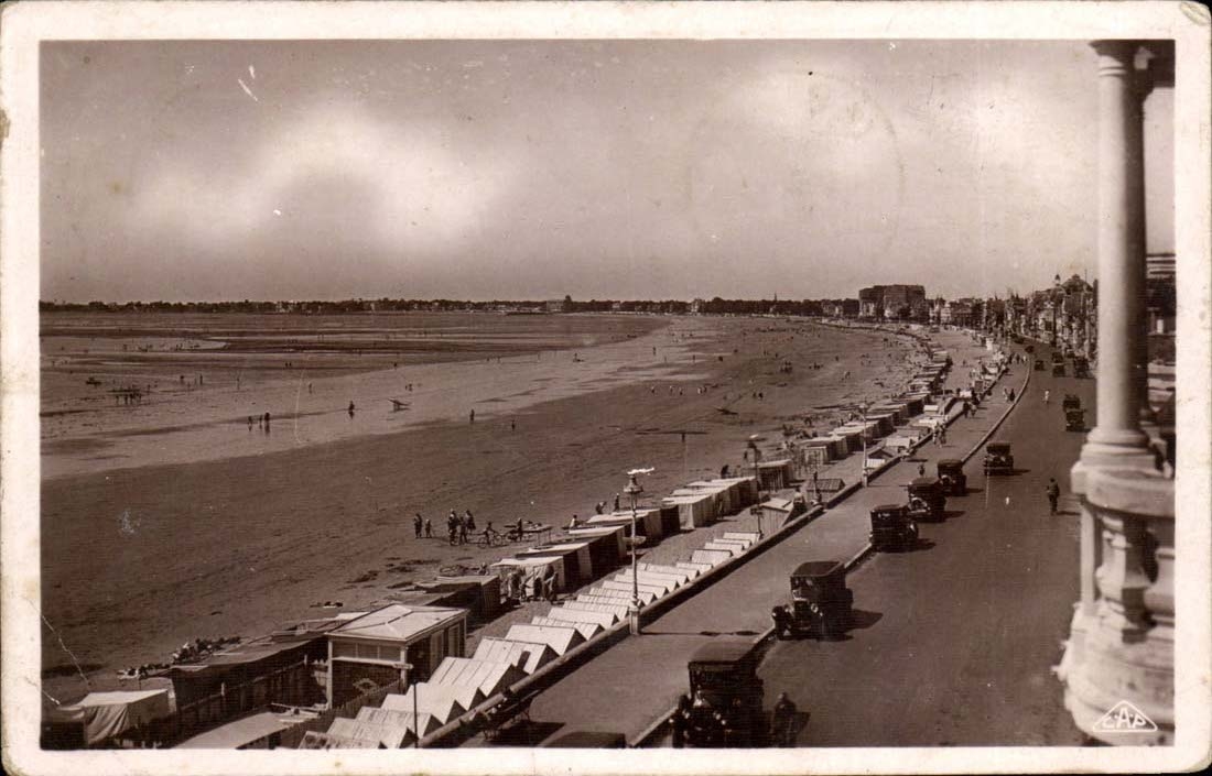 La Baule CPA Vue generale de la plage vers le Pouliguen