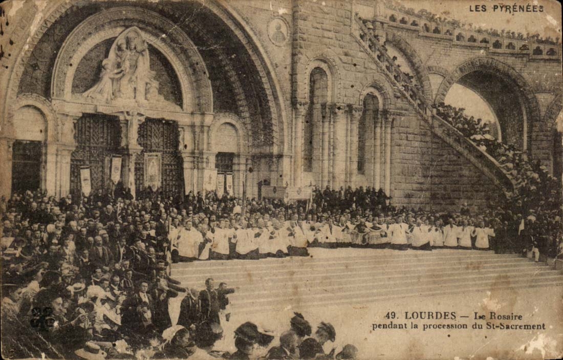 Lourdes CPA Le rosaire pendant la procession du St Sacrement
