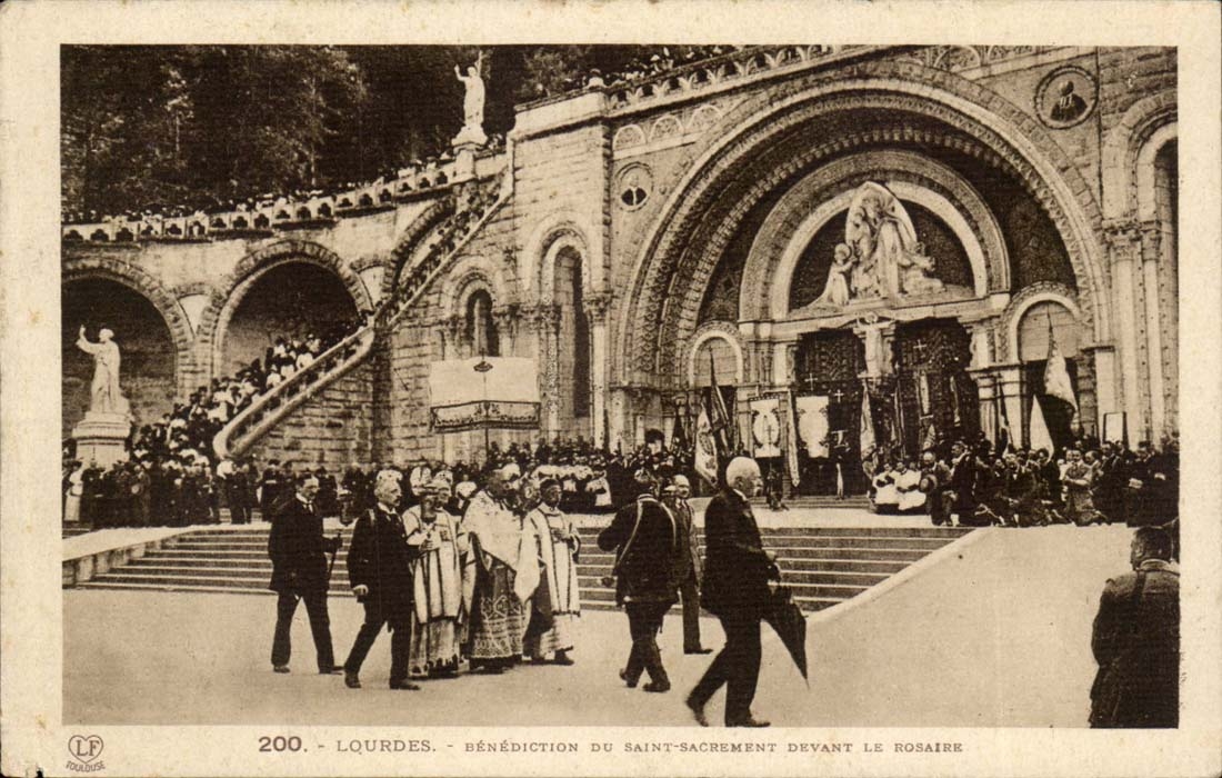 Lourdes CPA Benediction du Saint Sacrement devant le rosaire