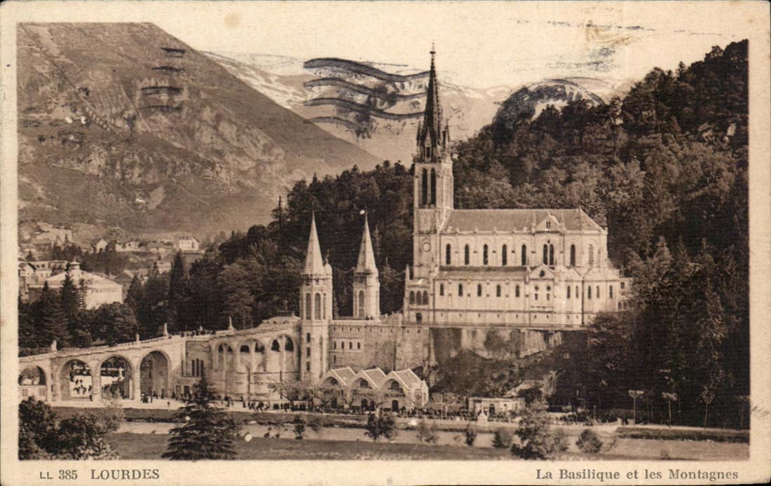 Lourdes CPA La basilique et les montagnes