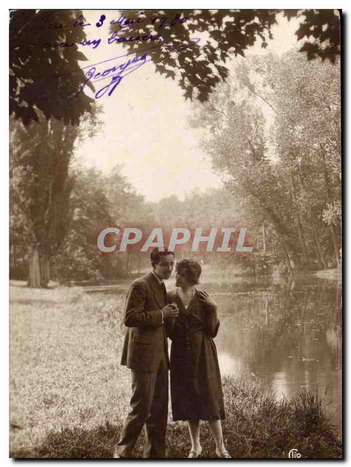 CPA Le bonheur dans les yeux et la joie au visage Couple Femme