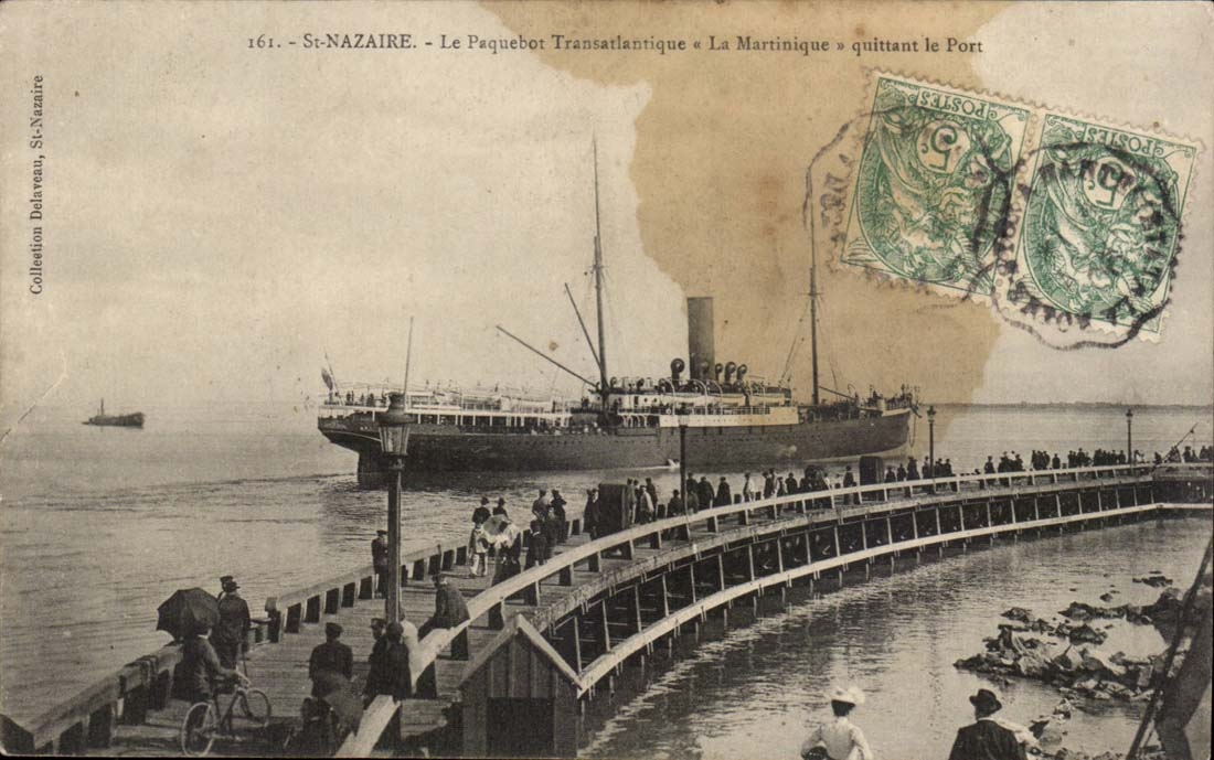 Saint Nazaire CPA Le paquebot transatlantique La Martinique quittant le port
