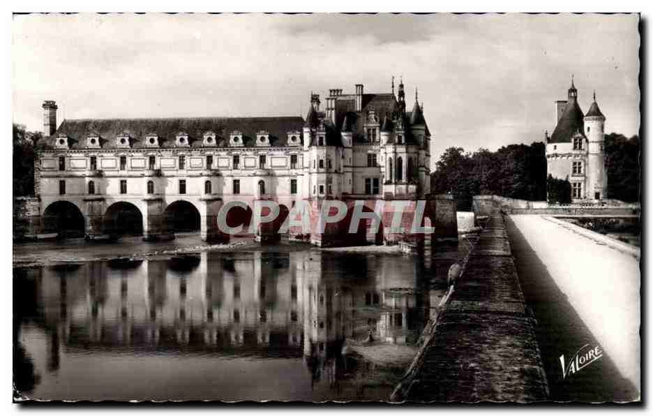 Chenonceaux — Le château et son reflet dans le Cher, tour des Marques à droite — Éditions Valoire