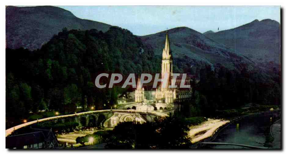 Lourdes CPM La basilique illuminee aux flambeaux