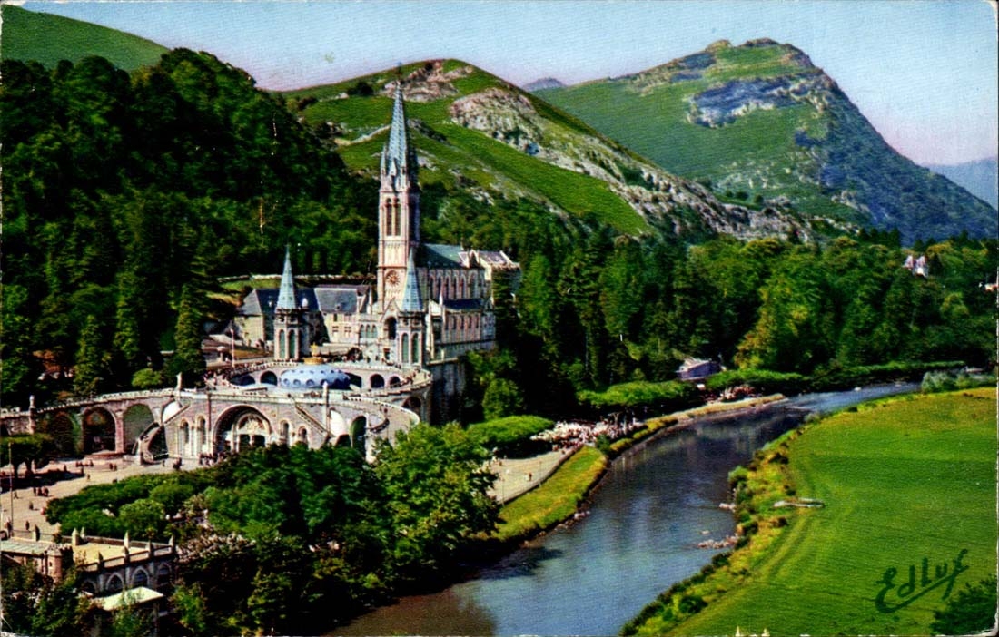 Lourdes CPM La basilique et le Gave