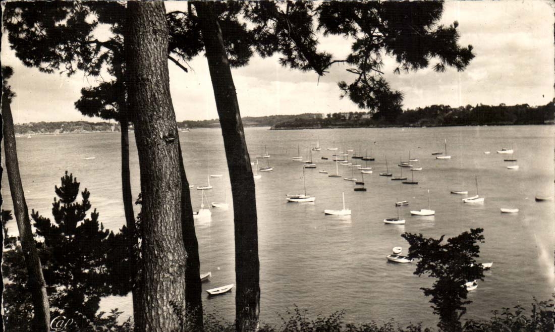 Dinard - Vue du Bassin des Yachts, prise de la Promenade du Clair de Lune — éditeur C. A. P. (Paris)