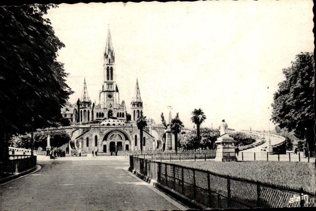 Lourdes CPA La basilique