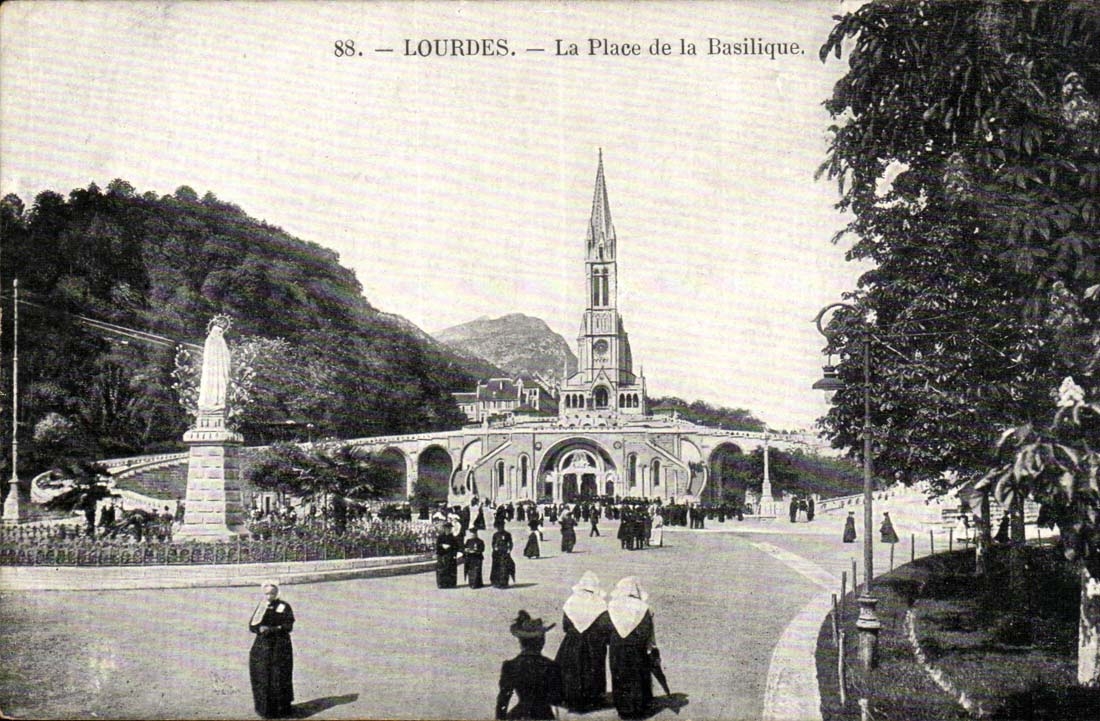 Lourdes CPA La place de la basilique