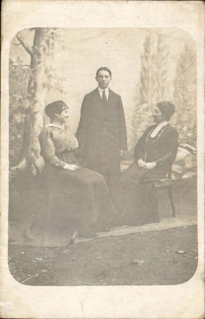 Carte photo Femmes et jeune homme
