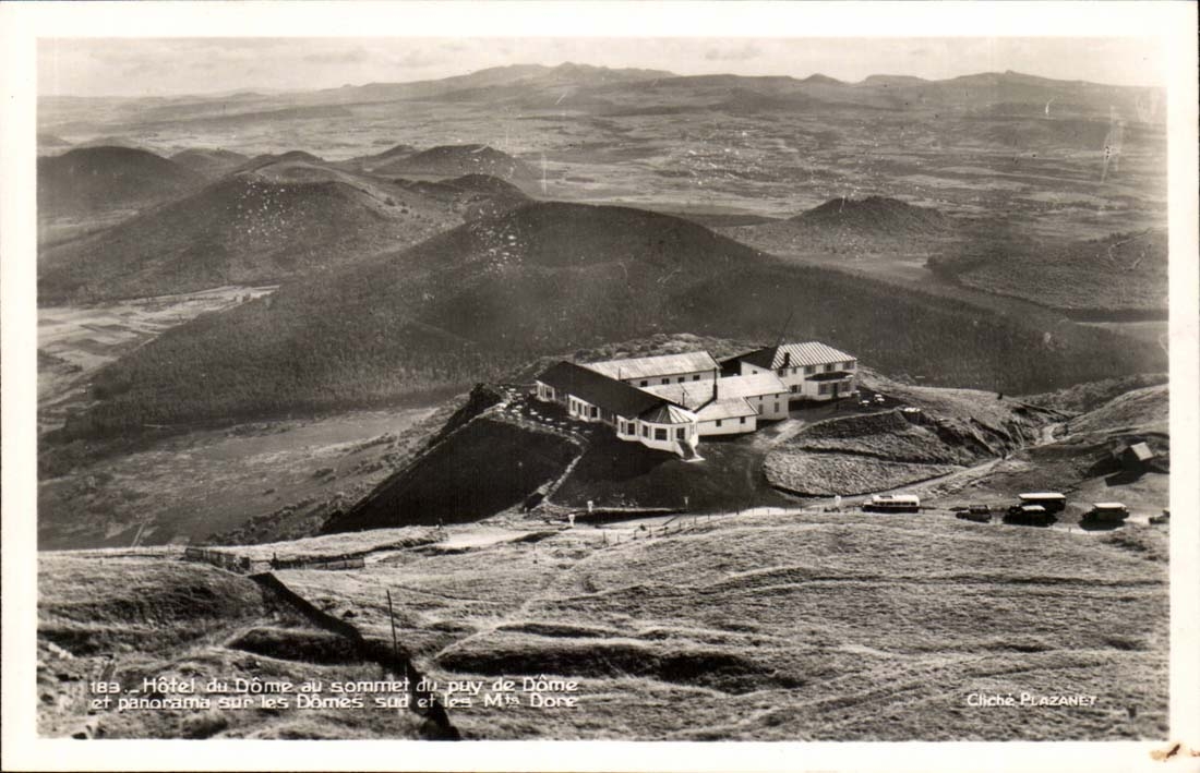 Hôtel du Dôme au sommet du puy de Dôme — panorama sur les Dômes sud et les Mts Dôme — Cliché Plazanet