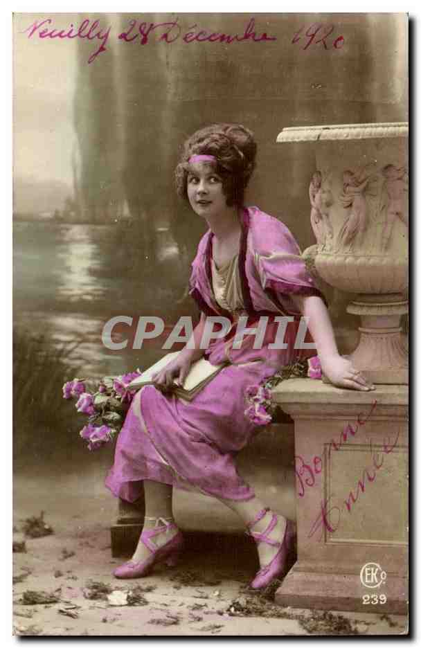 Femme en robe rose — décor de jardin — éditeur E.K.O. n°239