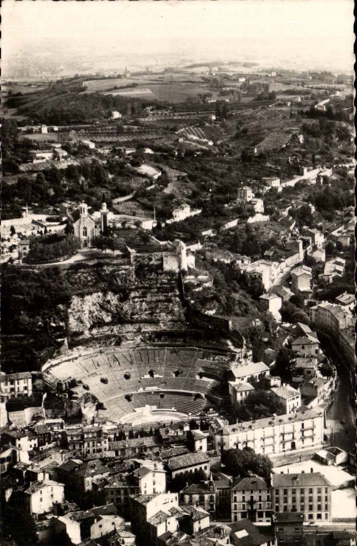 Vienne sur le Rhone CPA Vue aerienne le theatre romain et le colline de Pipet