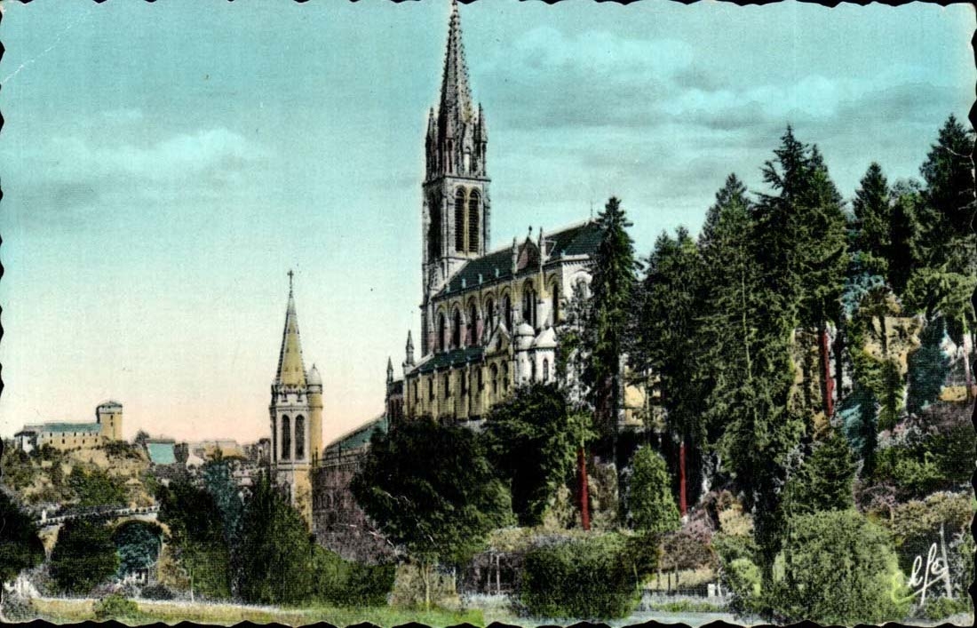 Lourdes CPM Profil de la basilique et chateau fort