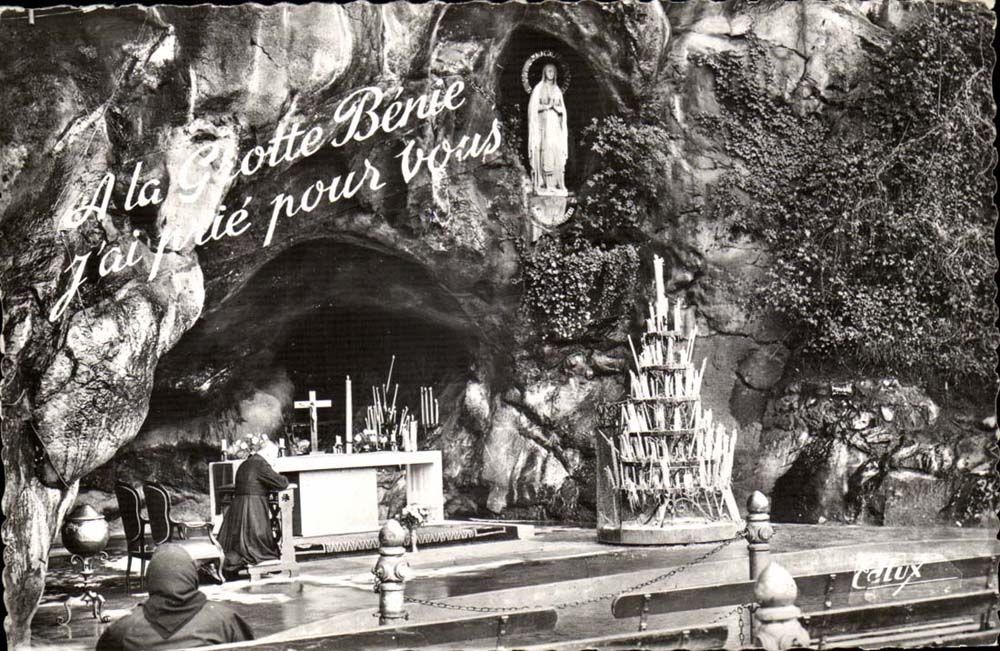 Lourdes CPM La grotte miraculeuse