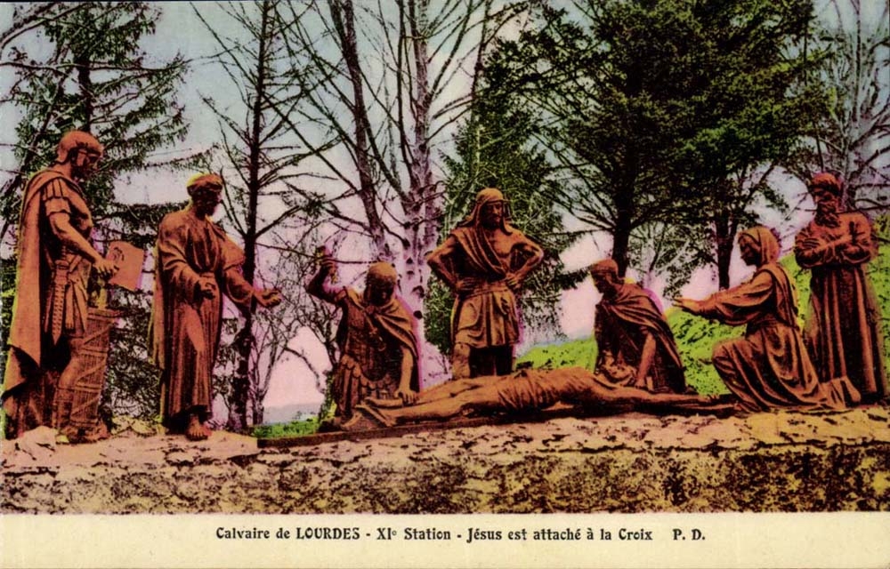 Calvaire de Lourdes CPA 11eme station Jesus est attache a la CRoix