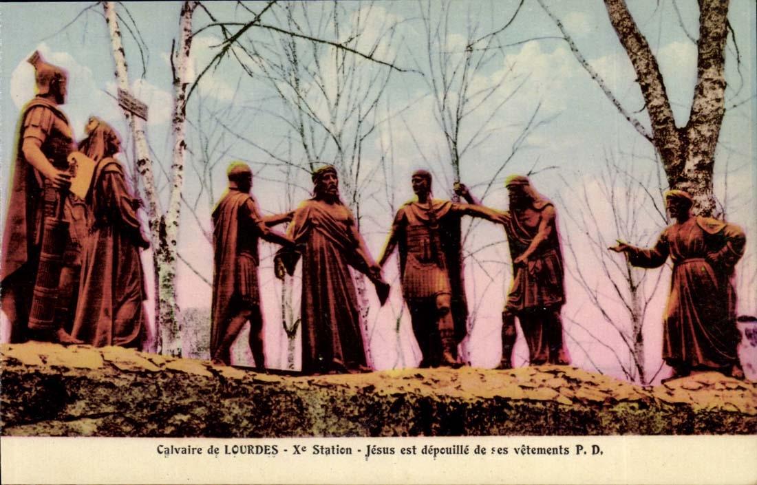Calvaire de Lourdes CPA 10eme station Jesus est depouille de ses vetements