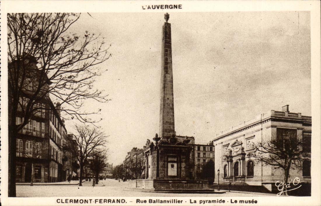 Clermont Ferrand CPA Rue Ballanvillier La pyramide Le musee