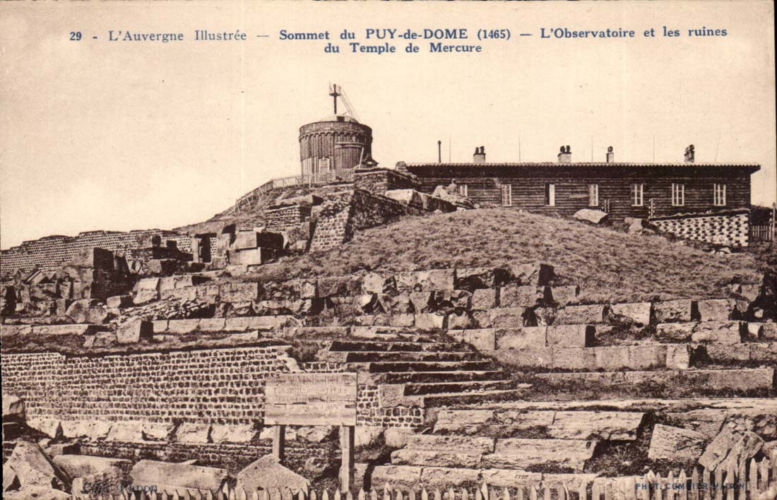 Sommet du PUY-de-DOME (1465) — L'Observatoire et les ruines du Temple de Mercure — L'Auvergne Illustrée